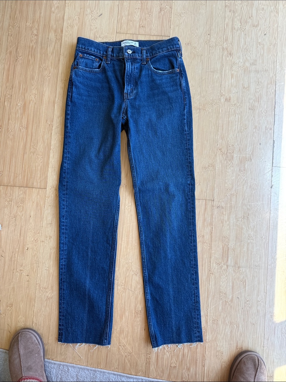never worn Abercrombie mid rise 90s straight frayed hem